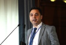 Indian economist earns rare Chicago alumni award